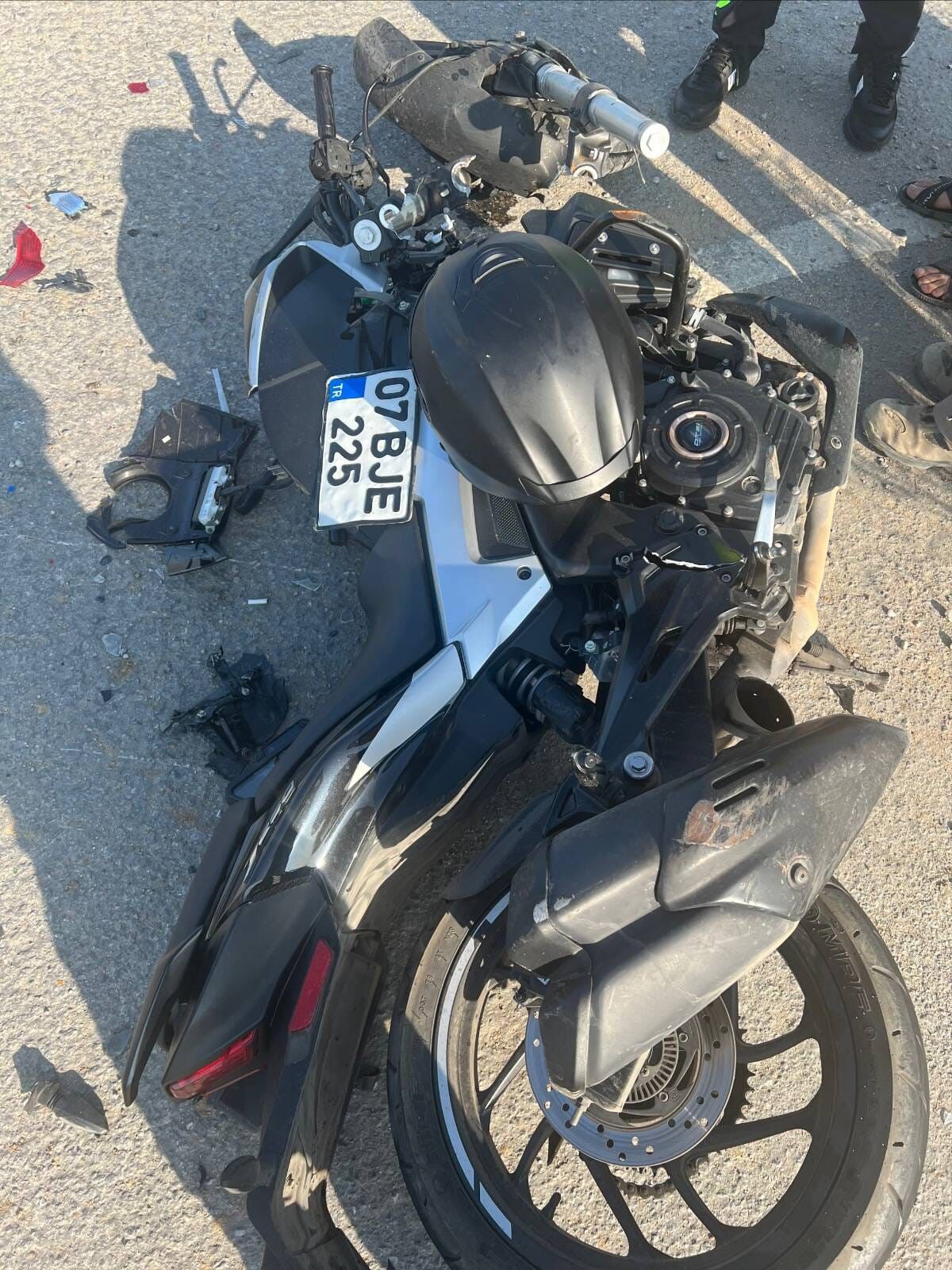 Antalya Manavgat’ta Motosiklet Minibüse Çarptı Sürücü Ağır Yaralandı (1)