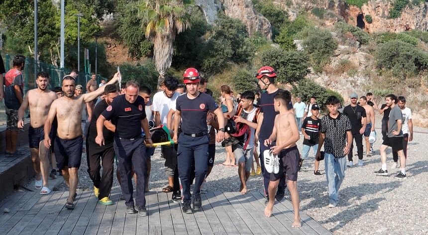 Antalya'da Ölümle Dans Gençler Uyarılara Rağmen Falezlerden Atlamaya Devam Ediyor (2)