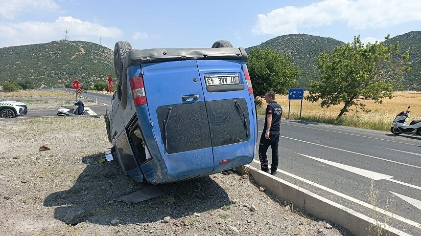 Burdur Boğazköy’de Takla Atan Araçta Sıkışan Sürücü İtfaiye Tarafından Kurtarıldı (2)