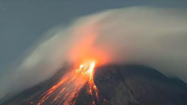 Endonezya’da Lewotobi Yanardağı Patladı Uçuşlar Durdu, Köyler Tahliye Edildi (2)