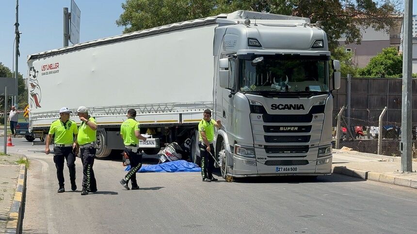 Gaziantep’te Motosiklet Tırın Altında Kaldı 2 Kişi Hayatını Kaybetti