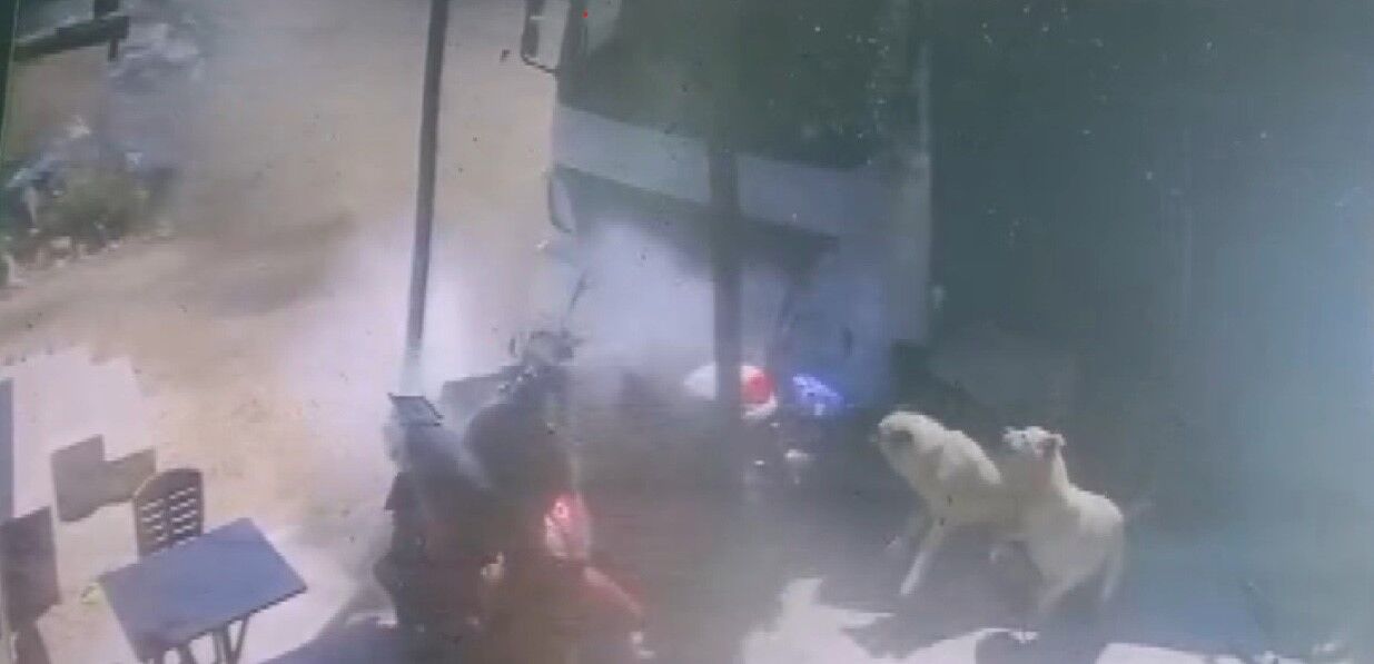 Hatay’da 16 Yaşındaki Sürücü Kamyonla Fırına Daldı Vatandaşlar Saniyelerle Kurtuldu (1)