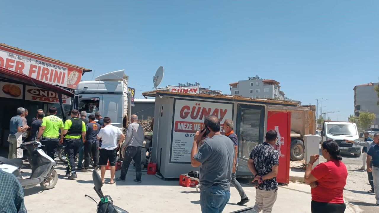 Hatay’da 16 Yaşındaki Sürücü Kamyonla Fırına Daldı Vatandaşlar Saniyelerle Kurtuldu (3)