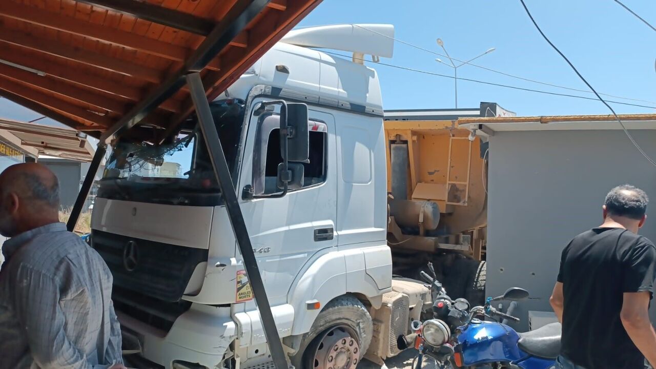 Hatay’da 16 Yaşındaki Sürücü Kamyonla Fırına Daldı Vatandaşlar Saniyelerle Kurtuldu (4)