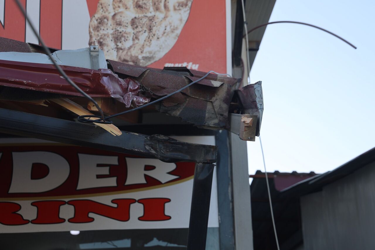 Hatay’da 16 Yaşındaki Sürücü Kamyonla Fırına Daldı Vatandaşlar Saniyelerle Kurtuldu (5)