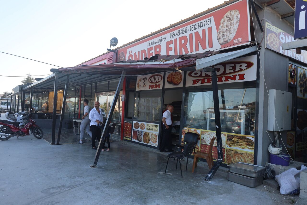 Hatay’da 16 Yaşındaki Sürücü Kamyonla Fırına Daldı Vatandaşlar Saniyelerle Kurtuldu (6)