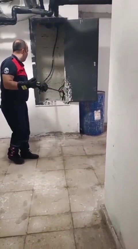 Hatay’da Kazan Dairesine Giren Yılan Paniğe Yol Açtı (1)-1