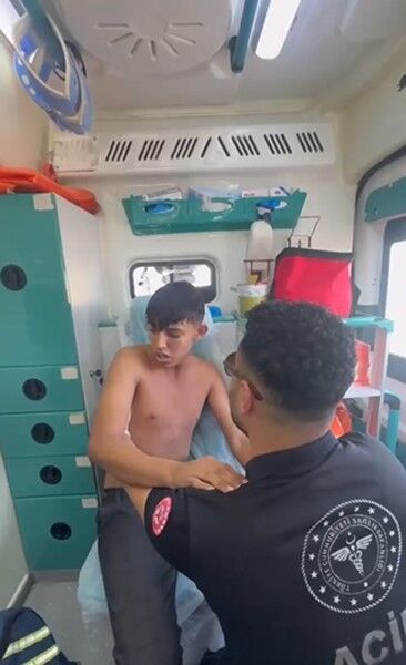 Hatay’da Omzu Çıkan Gence 20 Saniyede İlk Yardım (1)-1