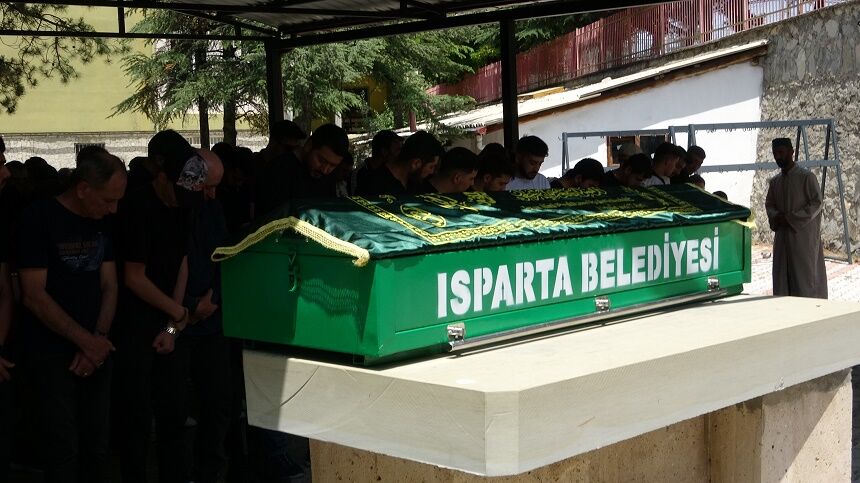 Isparta'ya Acı Veda Motosiklet Kazasında Hayatını Kaybeden Genç Gözyaşlarıyla Uğurlandı (2)