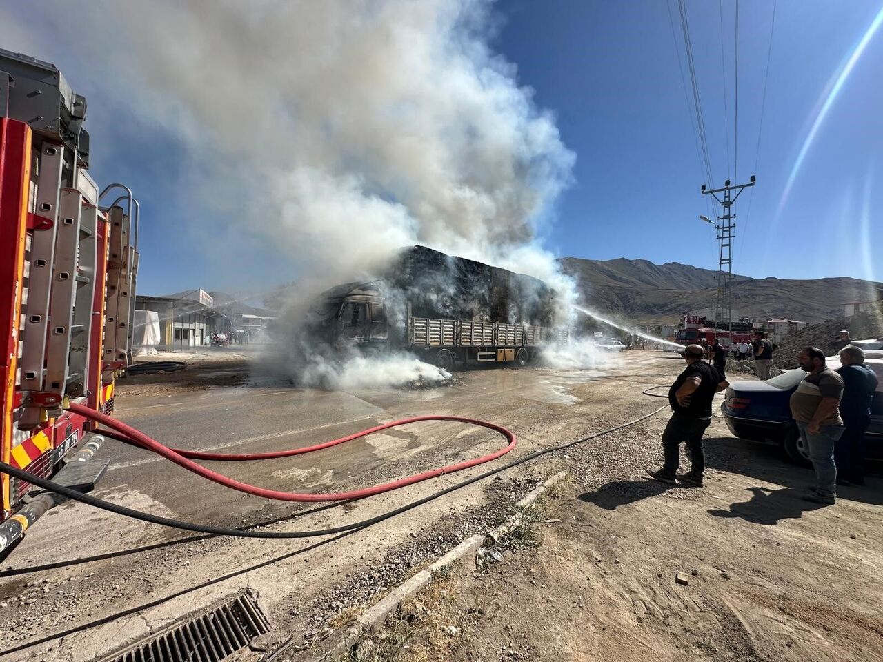 Kahramanmaraş Elbistan’da Saman Yüklü Kamyon Elektrik Tellerine Takıldı, Yangın Çıktı (1)