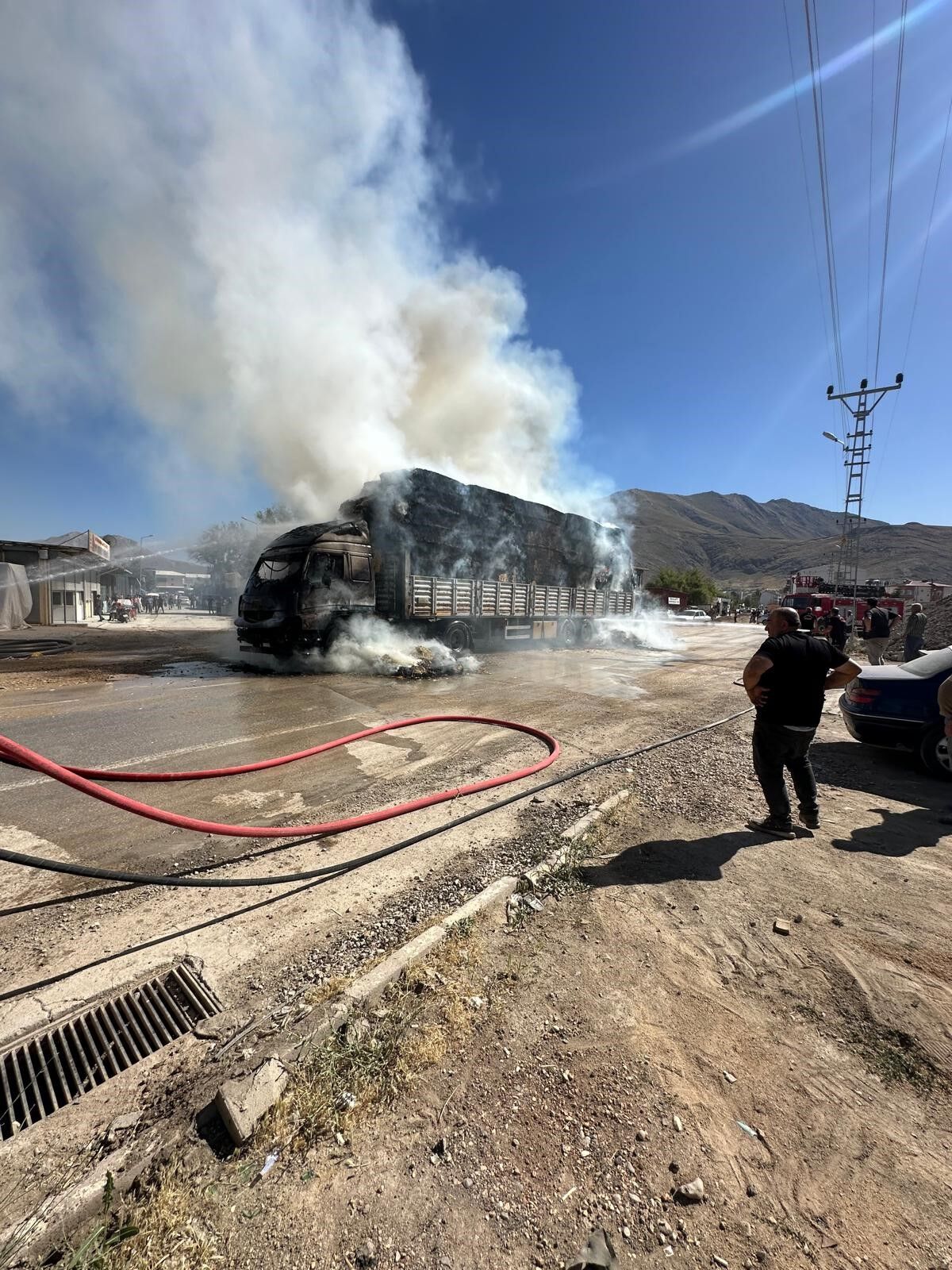Kahramanmaraş Elbistan’da Saman Yüklü Kamyon Elektrik Tellerine Takıldı, Yangın Çıktı (2)