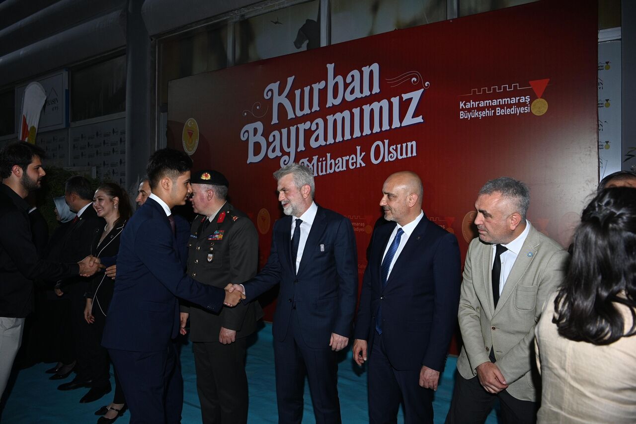 Kahramanmaraş Protokolü Milli İrade Meydanı'nda Halkla Bayramlaştı (1)