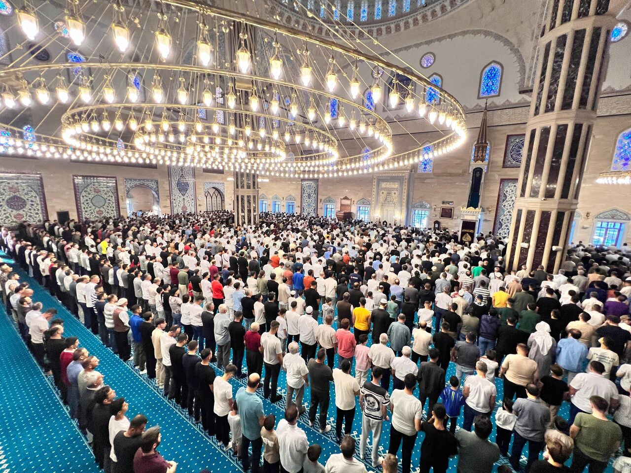 Kahramanmaraş'ta Binler Abdülhamid Han Camii'nde Saf Tuttu (4)