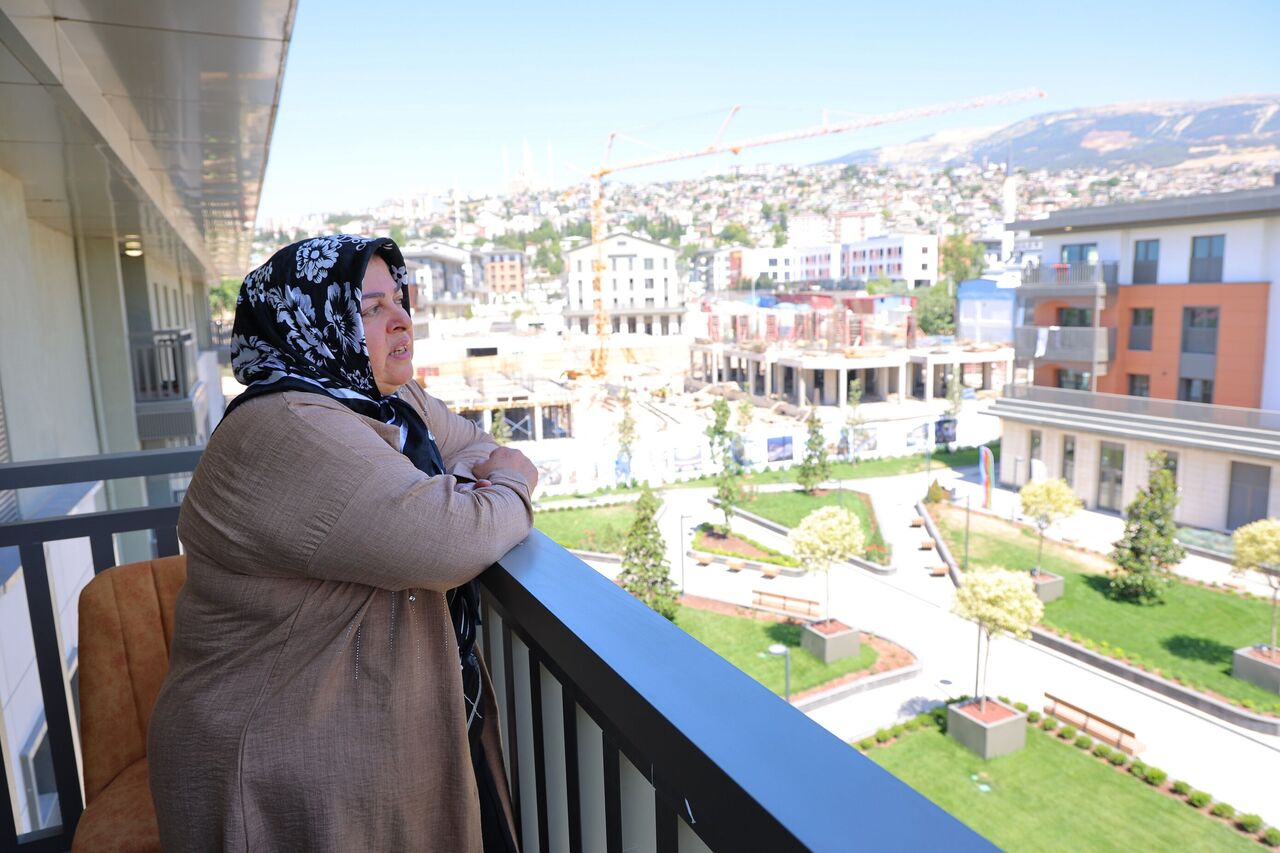 Kahramanmaraş’ta Depremzede Kadın, Erdoğan Ve Aliyev’i Yeni Evinde Misafir Etti (7)