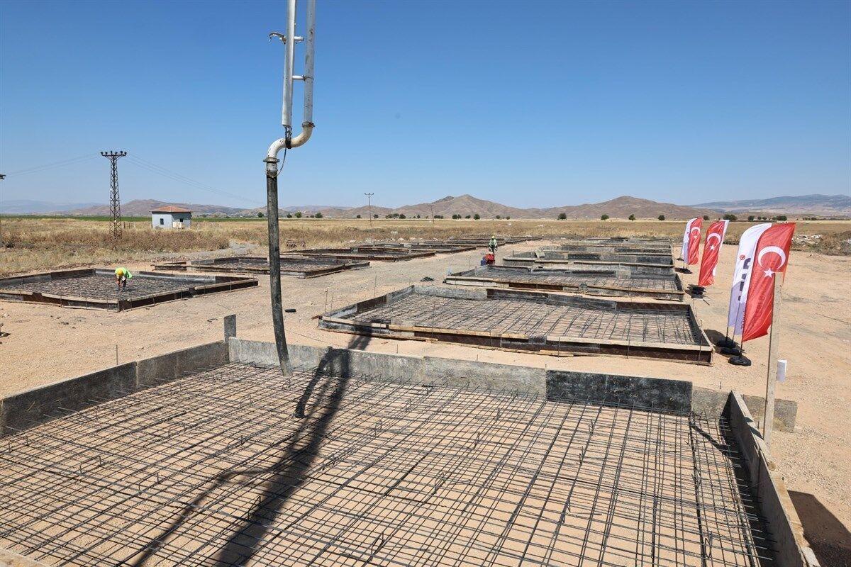 Kahramanmaraş’ta Depremzedelere Umut Oldu 10 Ahır Teslim Edildi (1)