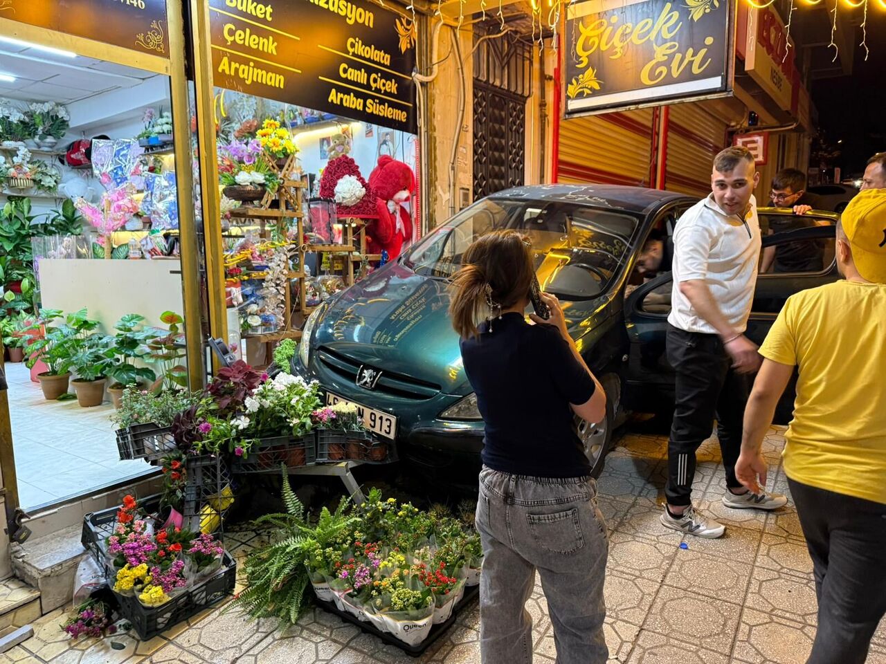 Kahramanmaraş'ta Freni Boşalan Otomobil İş Yerlerine Daldı (1)