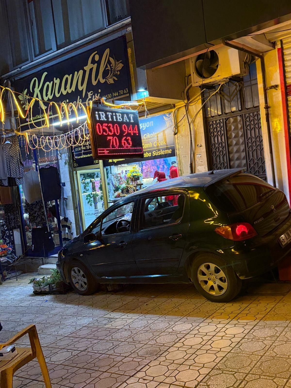 Kahramanmaraş'ta Freni Boşalan Otomobil İş Yerlerine Daldı (2)