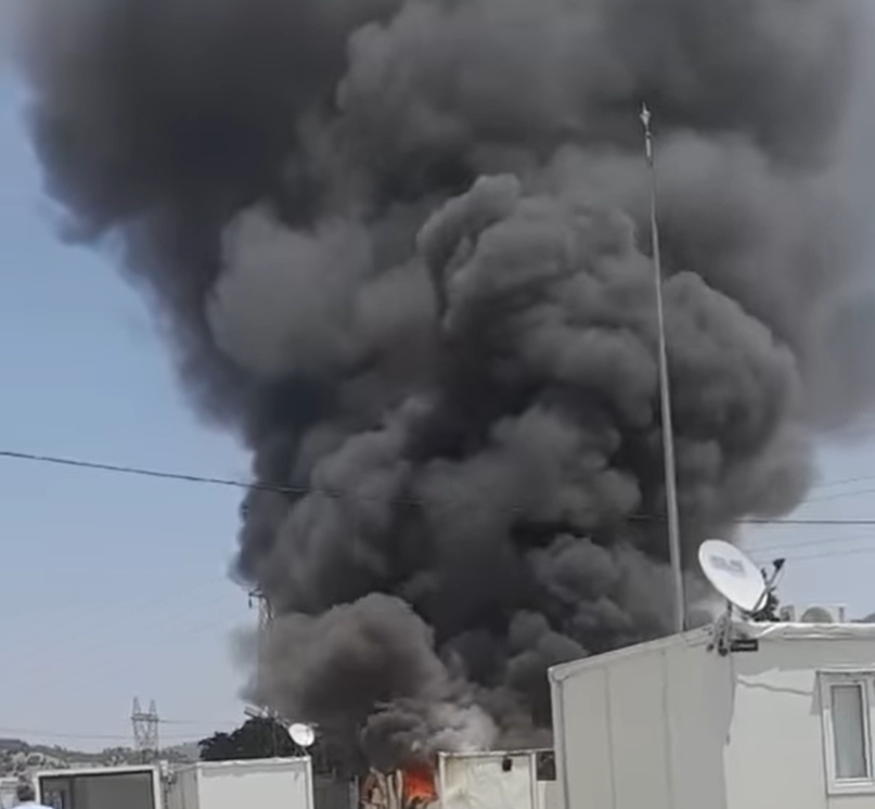 Kahramanmaraş'ta Konteyner Kentte Yangın Felaketi 3 Ev Ve 1 Araç Kül Oldu (1)