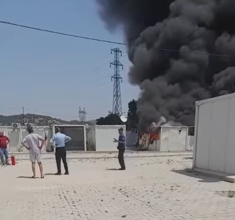 Kahramanmaraş'ta Konteyner Kentte Yangın Felaketi 3 Ev Ve 1 Araç Kül Oldu (2)