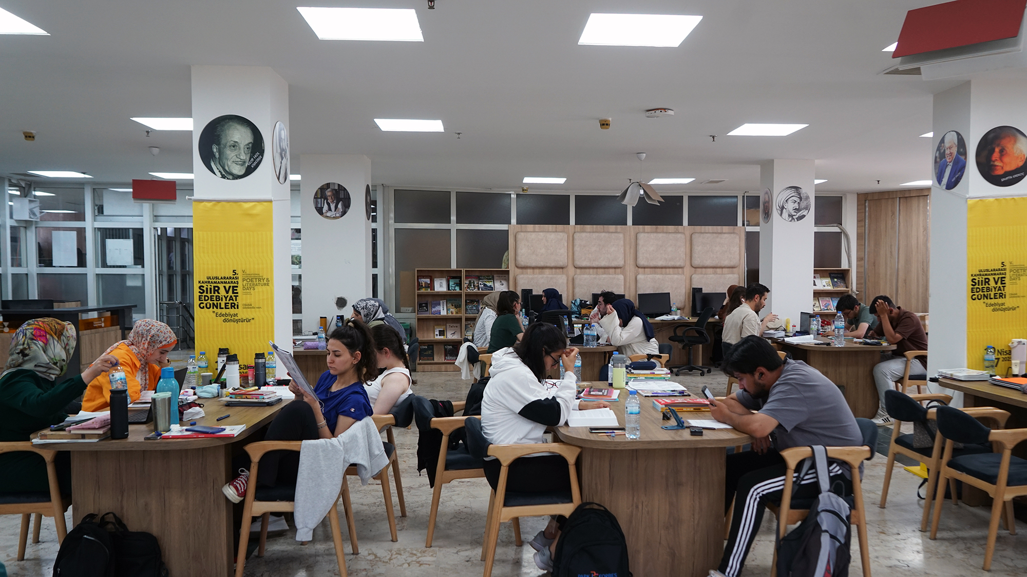 Kahramanmaraş'ta Öğrenciler Büyükşehir Kütüphanelerinde Ders Çalışıyor (1)