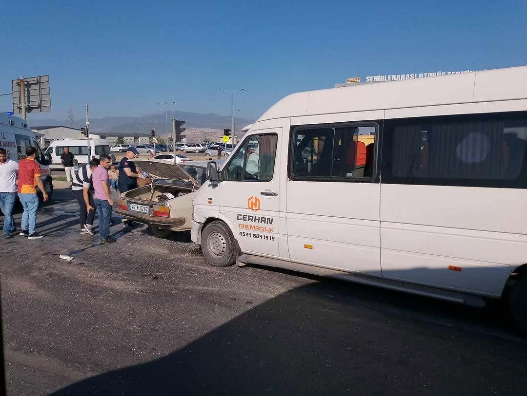 Kahramanmaraş'ta Otogar Kavşağı'nda Kaza Yaralılar Var (2)