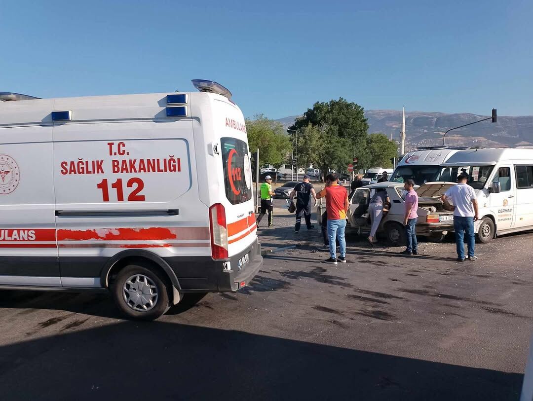 Kahramanmaraş'ta Otogar Kavşağı'nda Kaza Yaralılar Var (3)