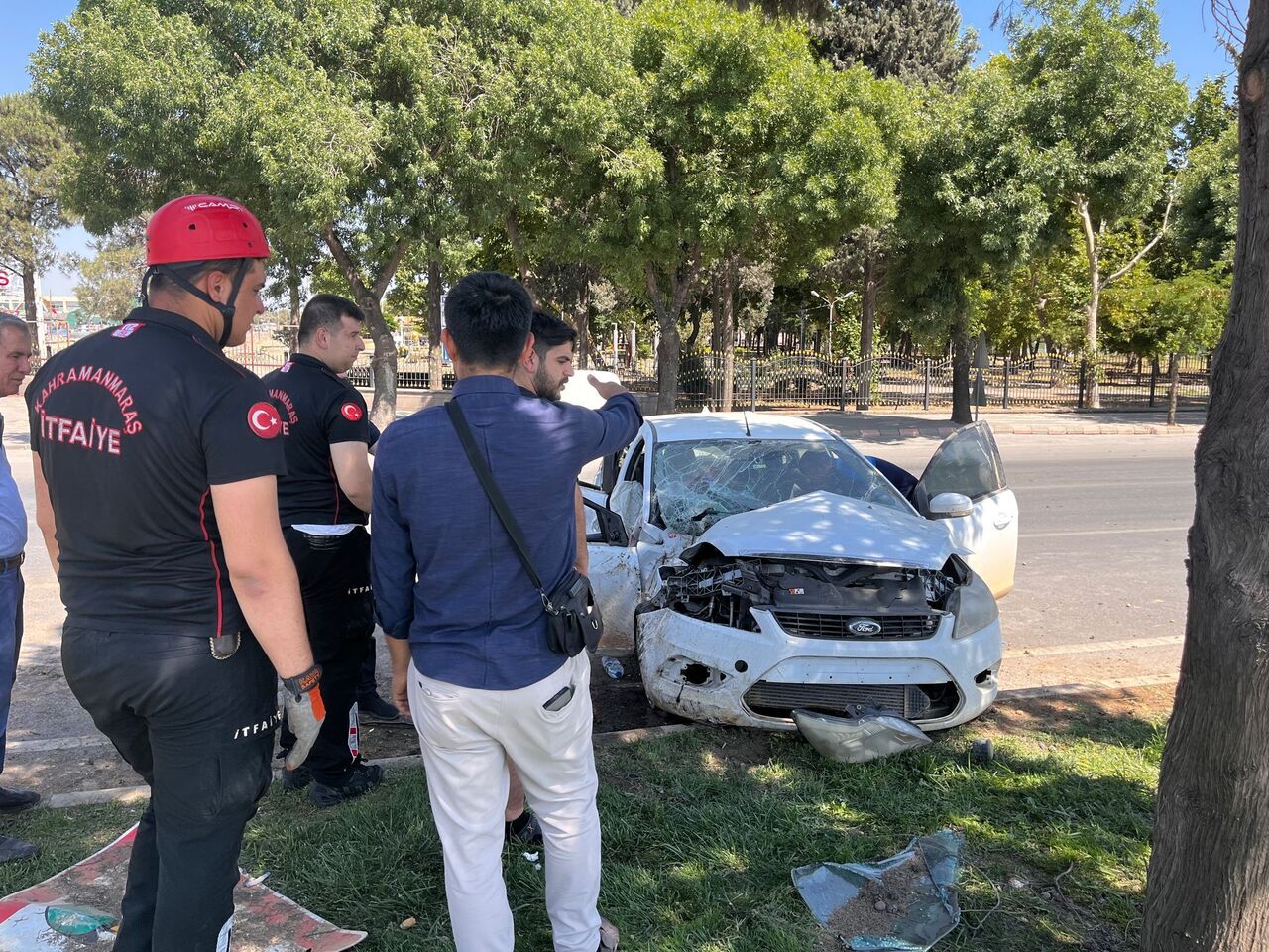 Kahramanmaraş’ta Refüje Çarpan Otomobilde 4 Kişi Yaralandı (1)