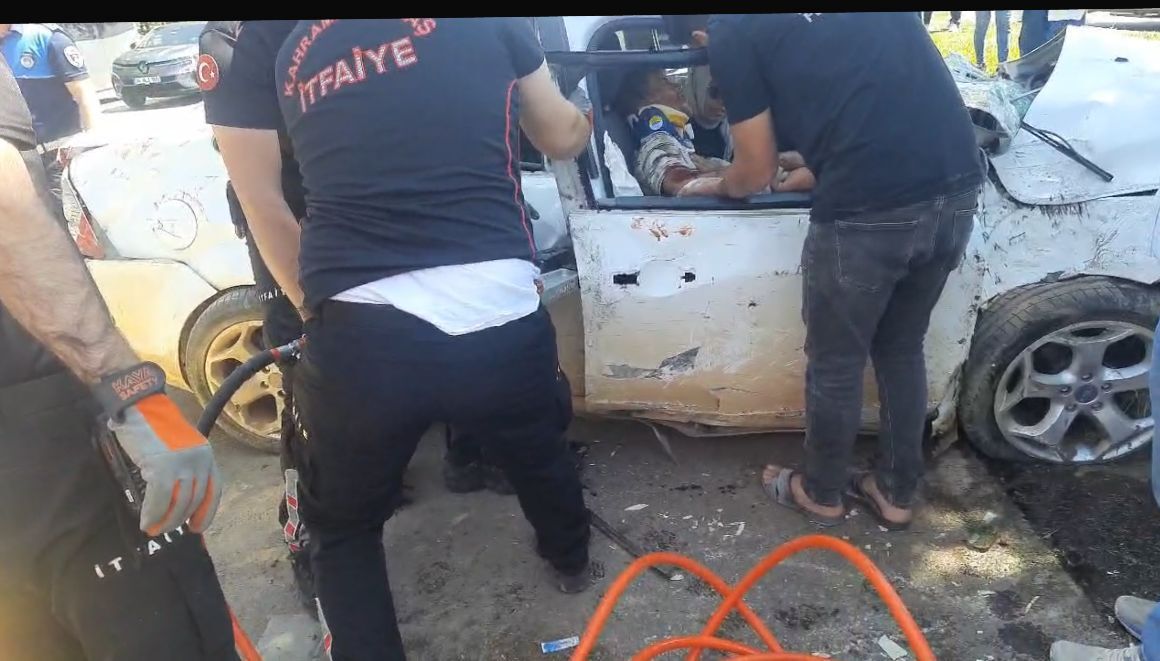 Kahramanmaraş’ta Refüje Çarpan Otomobilde 4 Kişi Yaralandı (2)