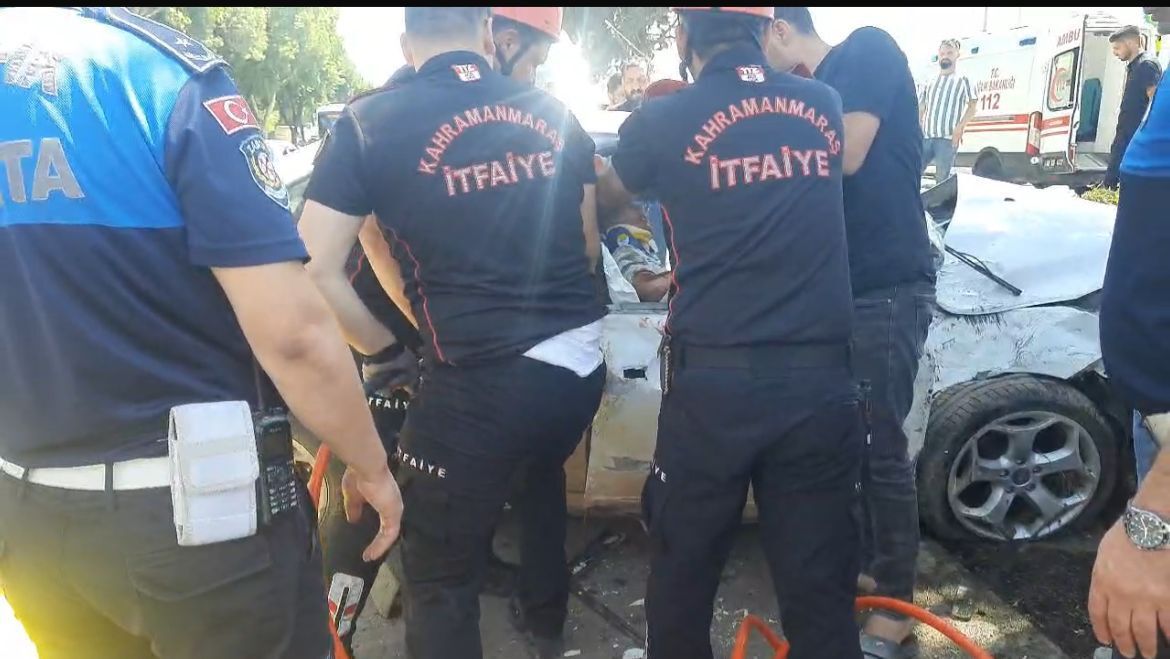 Kahramanmaraş’ta Refüje Çarpan Otomobilde 4 Kişi Yaralandı (3)