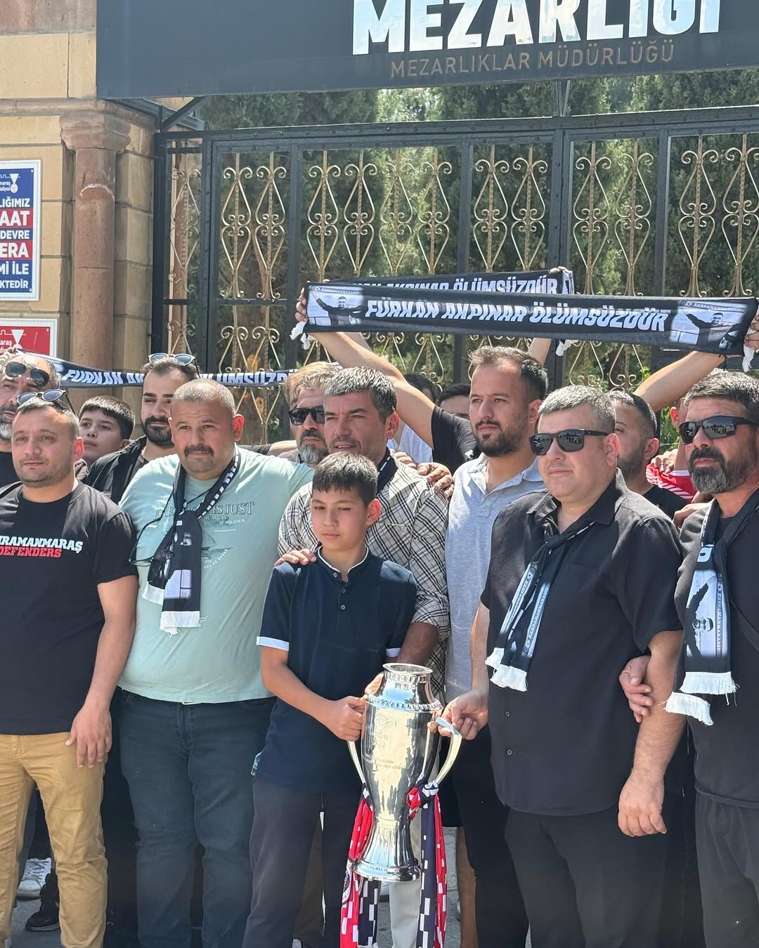Kahramanmaraş'ta Şampiyonluk Kupası Deprem Şehidinin Mezarına Götürüldü (1)