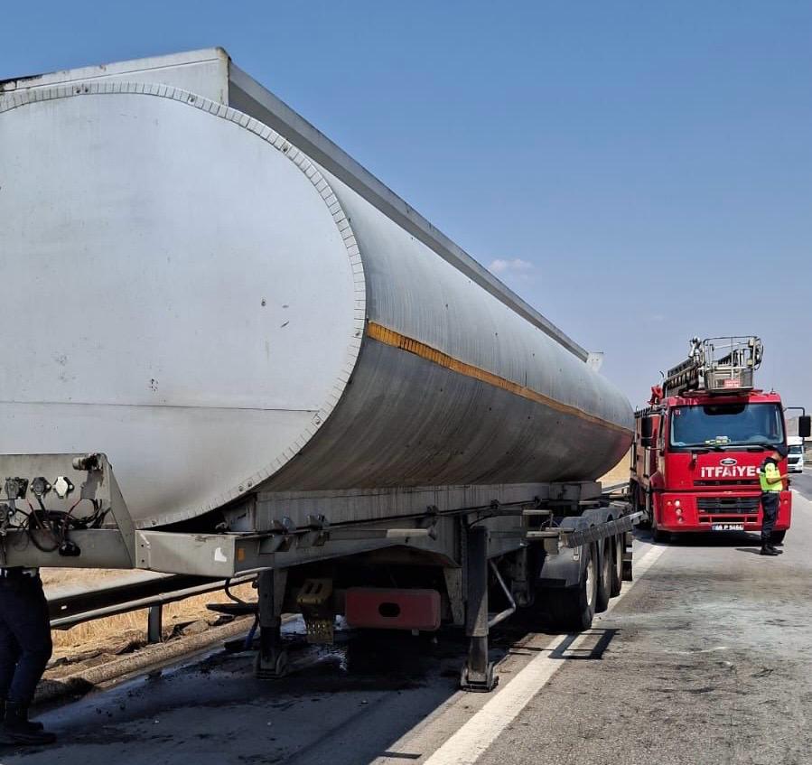 Kahramanmaraş’ta Seyir Halindeki Akaryakıt Tankerinde Yangın Paniği (1)