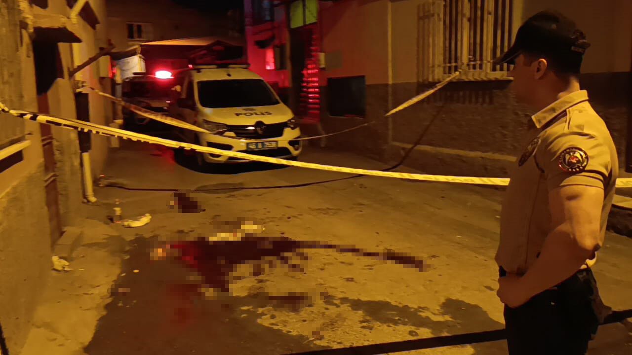 Kahramanmaraş’ta Sokak Ortasında Bıçaklı Kavga 1 Kişi Ağır Yaralandı (1)