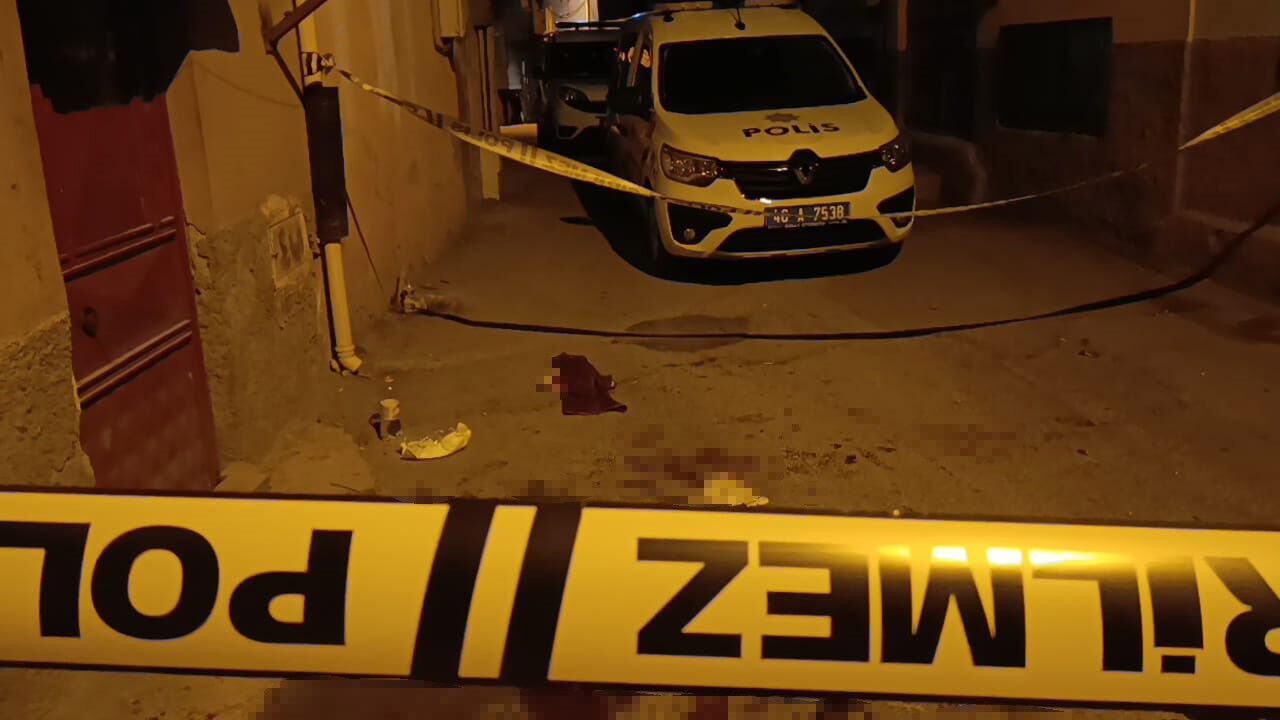 Kahramanmaraş’ta Sokak Ortasında Bıçaklı Kavga 1 Kişi Ağır Yaralandı (2)