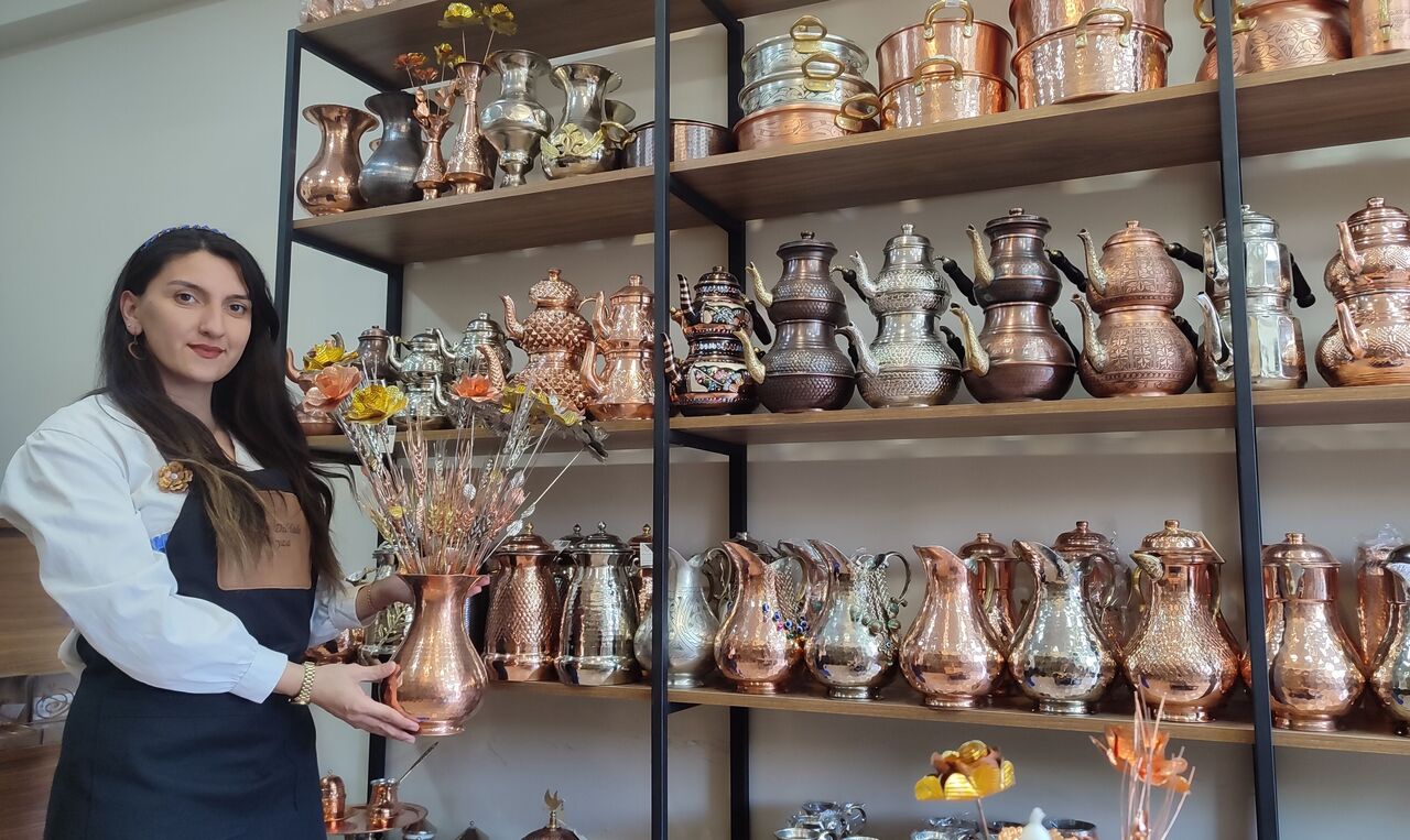 Kahramanmaraş’ta Tek Kadın Bakır Ustası Beyza Kişi, Depremden Sonra Mesleğe Tutundu (3)