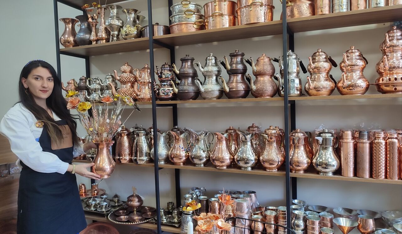 Kahramanmaraş’ta Tek Kadın Bakır Ustası Beyza Kişi, Depremden Sonra Mesleğe Tutundu (6)