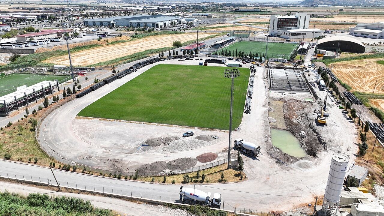 Kahramanmaraş'ta Tribünler 4 Bin Kişilik, Zemini Uefa Standartlarında İşte Yeni Saha (4)