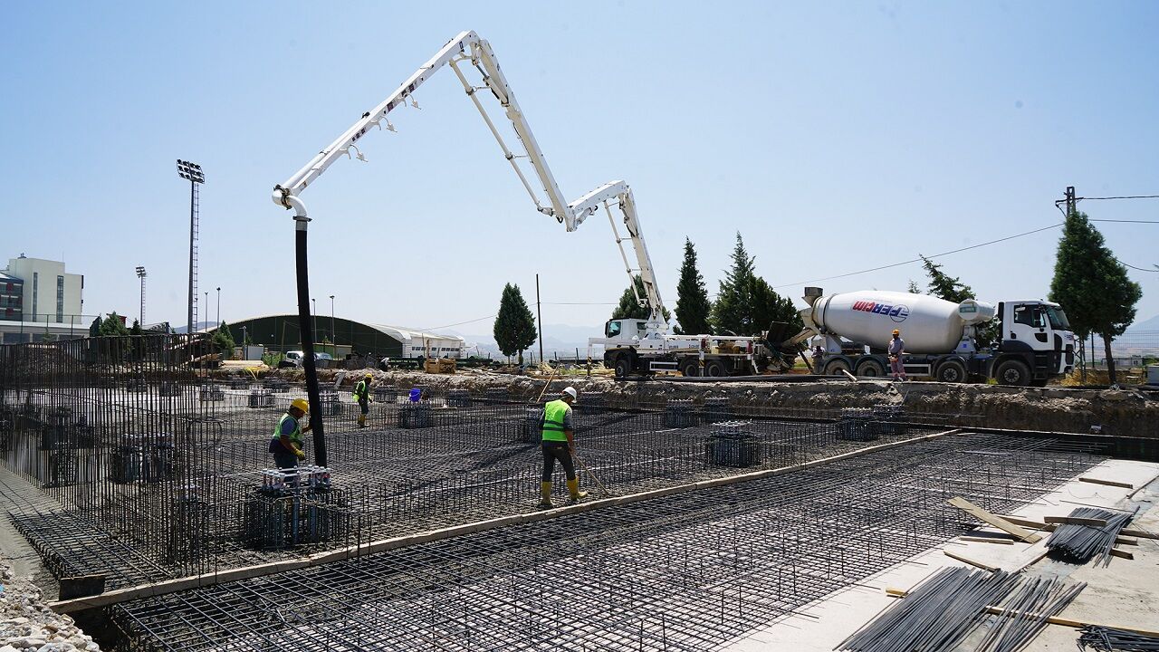 Kahramanmaraş'ta Tribünler 4 Bin Kişilik, Zemini Uefa Standartlarında İşte Yeni Saha (8)