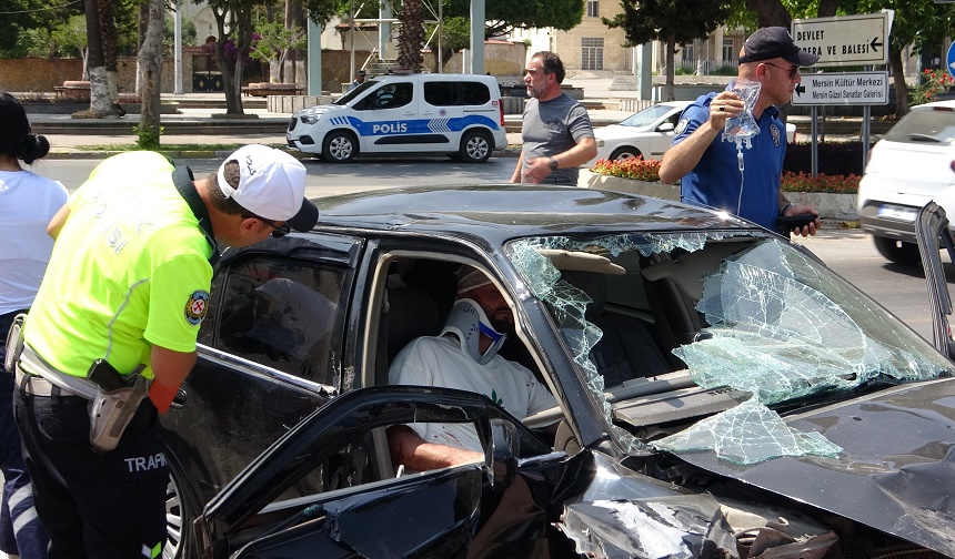 Mersin’de Kavşakta Feci Çarpışma Otomobil İki Motosikletle Çarpıştı, 1’I Ağır 3 Yaralı (2)