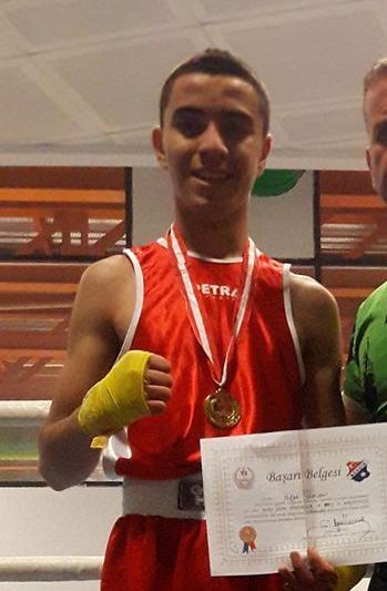 Mersin’de Oto Yıkama Dükkanında 3 Genç Gaz Zehirlenmesi Şüphesiyle Ölü Bulundu (2)