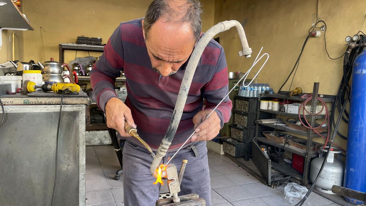 Osmaniye’de Eski Tencere Ve Çaydanlıklar Ustanın Elinde Yeniden Hayat Buluyor (1)