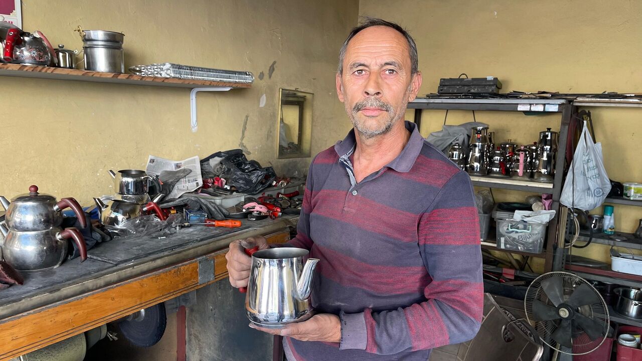 Osmaniye’de Eski Tencere Ve Çaydanlıklar Ustanın Elinde Yeniden Hayat Buluyor (4)