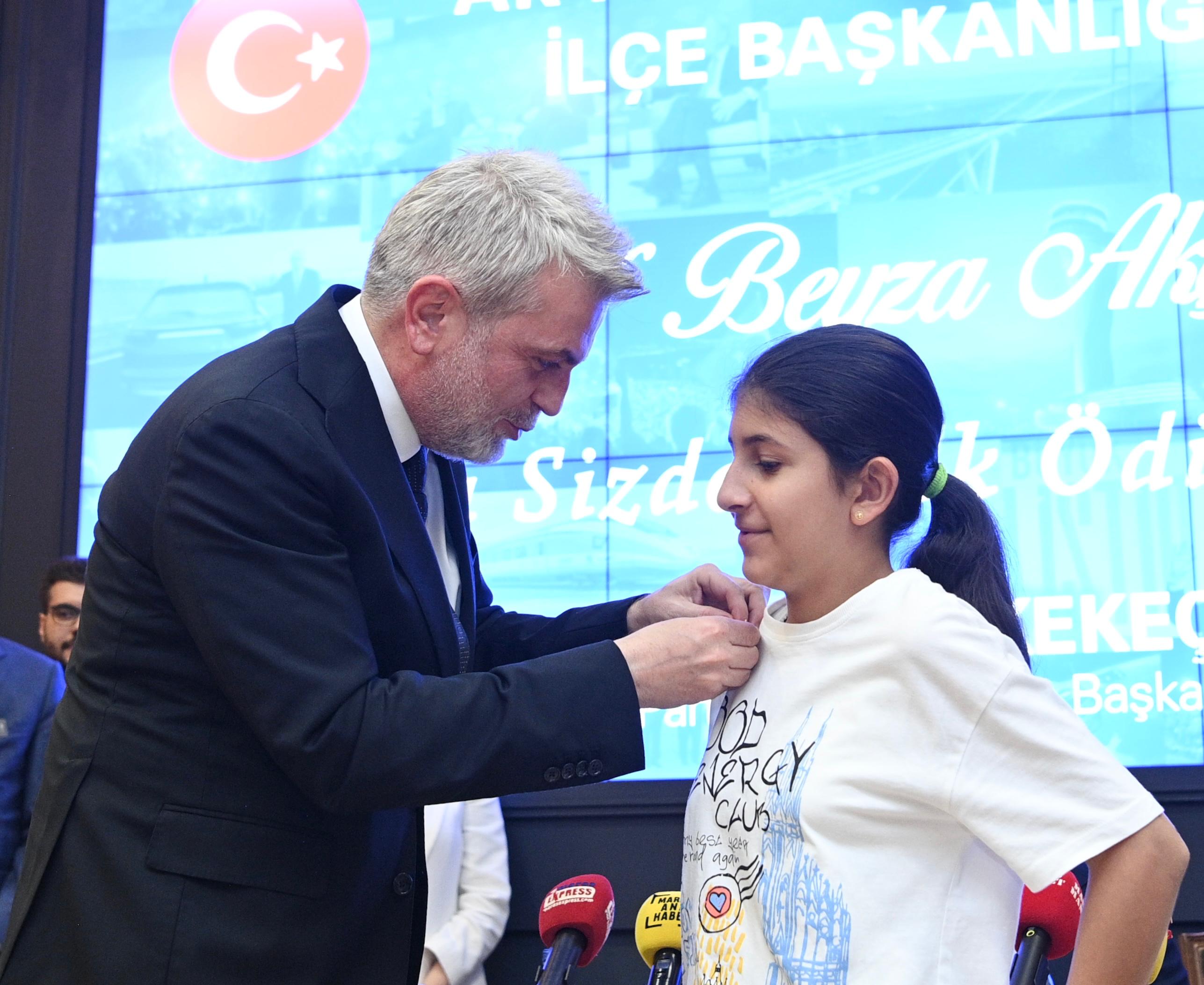 Şampiyon Öğrenciler Başkan Görgel'den Ödül Aldı (2)