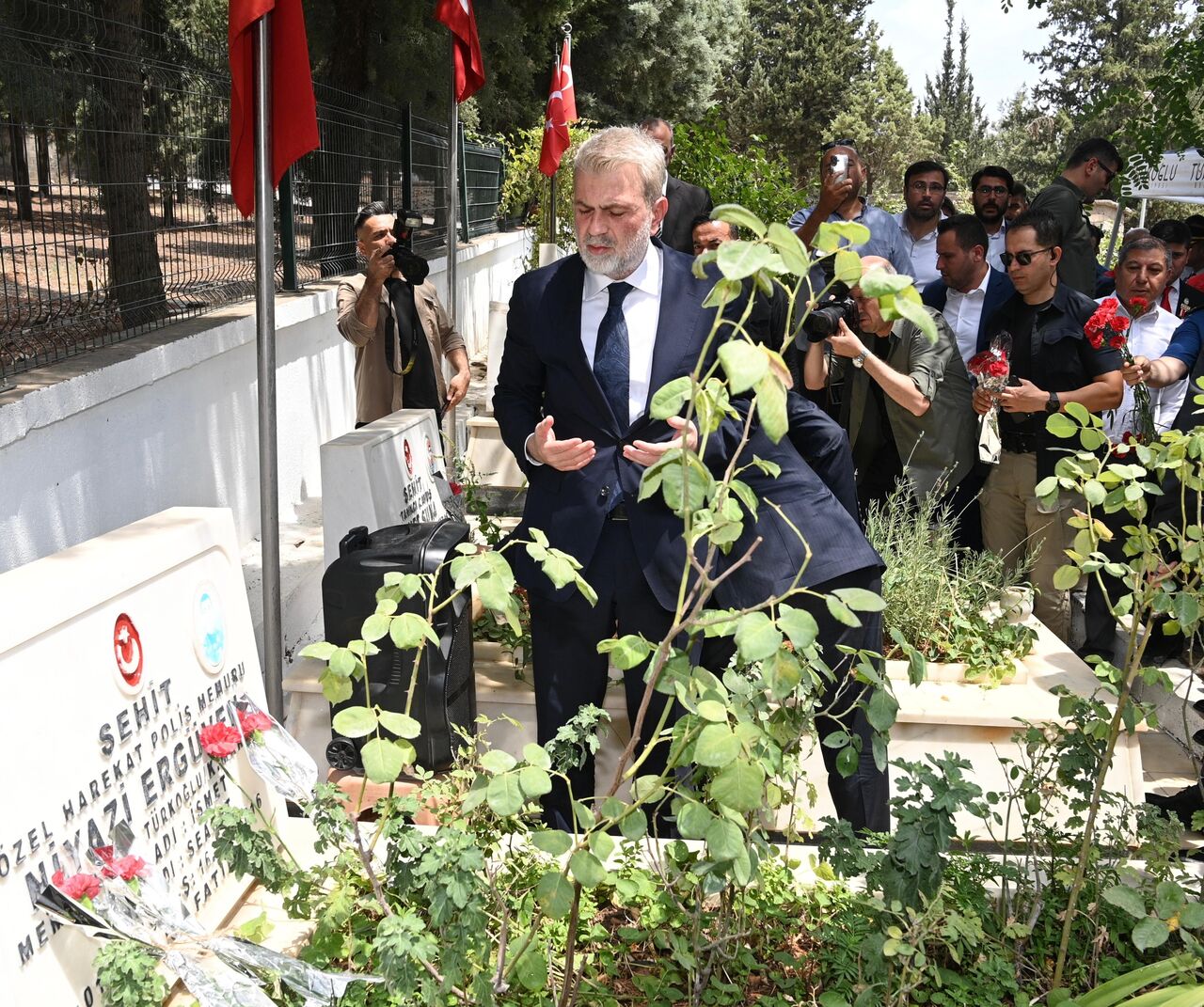 15 Temmuz Şehidi Niyazi Ergüven, Türkoğlu'nda Kabri Başında Dualarla Anıldı (2)