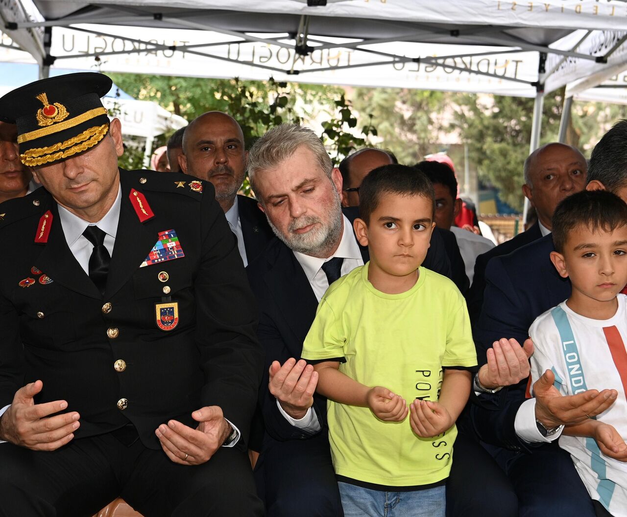 15 Temmuz Şehidi Niyazi Ergüven, Türkoğlu'nda Kabri Başında Dualarla Anıldı (3)