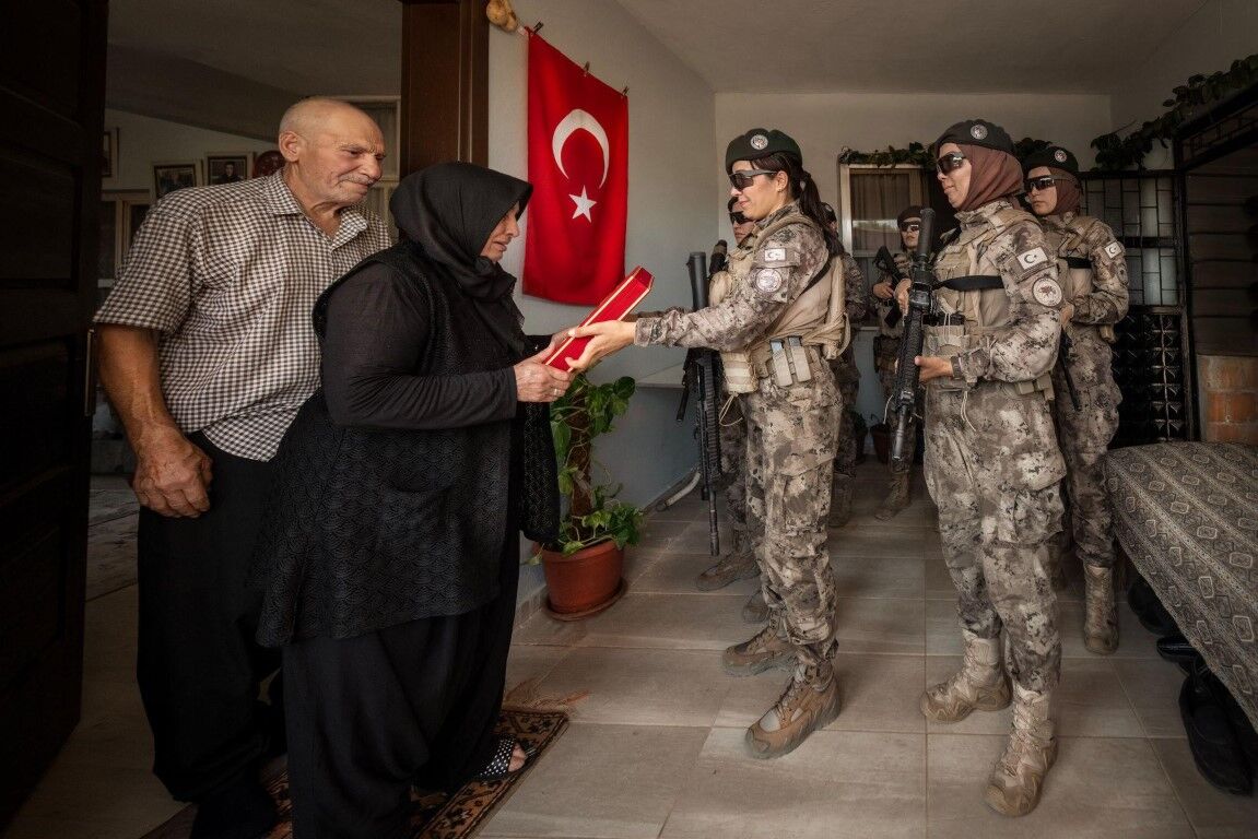 15 Temmuz Şehidi Sevda Göngür’ün Ailesine Özel Harekat Polislerinden Duygusal Ziyaret (4)