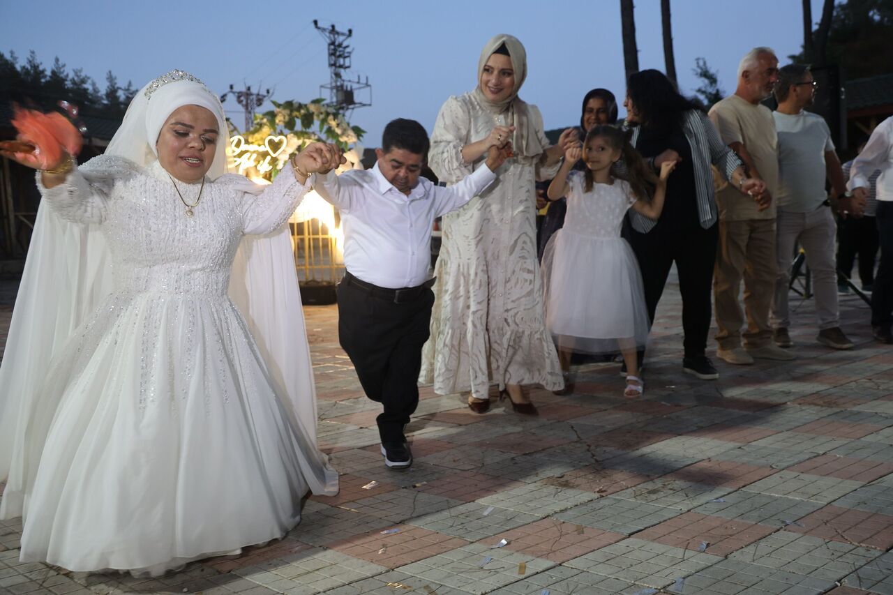 21 Yıl Sonra Kavuştular Cüce Çiftin Yarım Kalan Aşkı Gelinlikle Taçlandı (1)