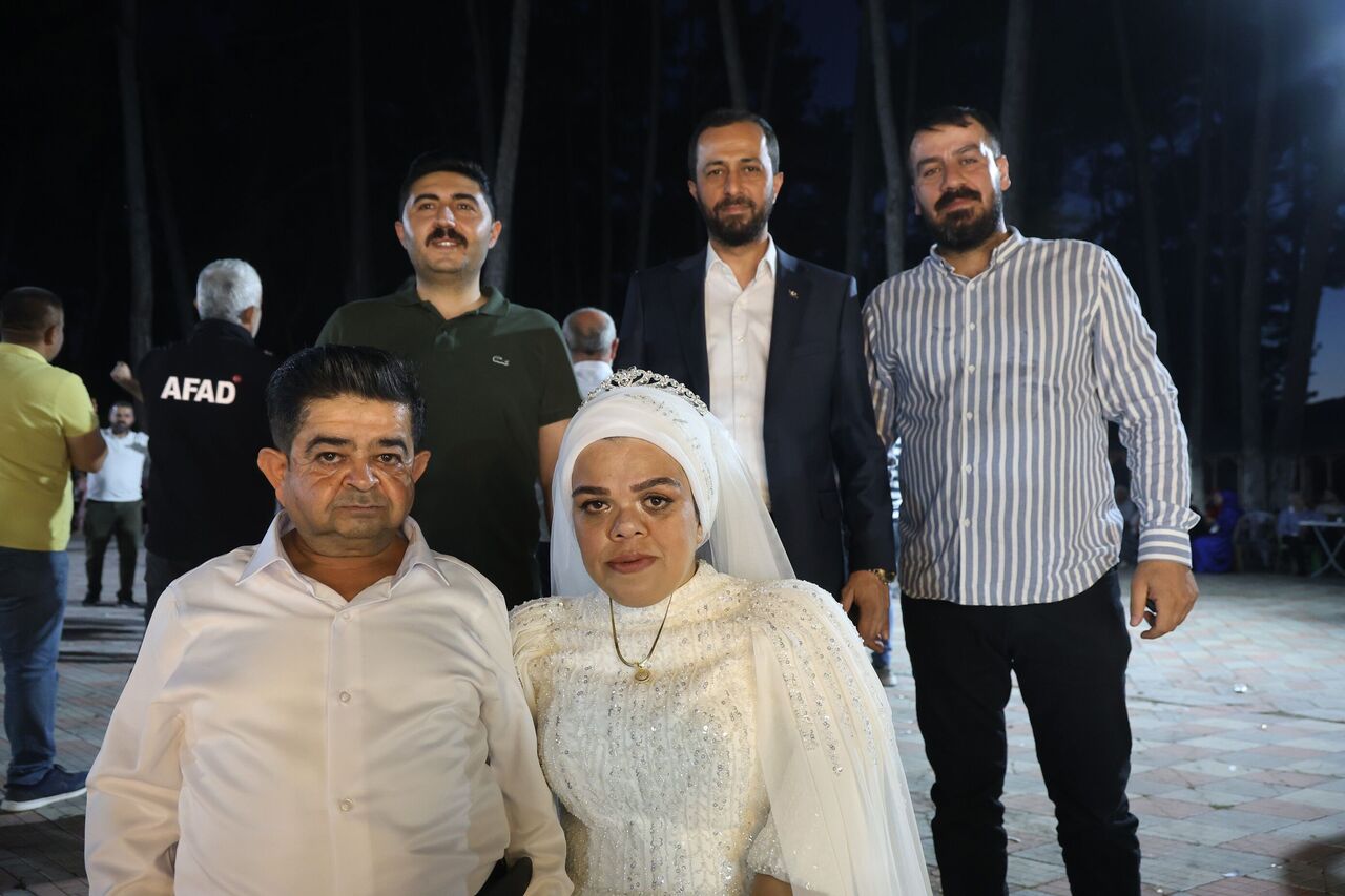 21 Yıl Sonra Kavuştular Cüce Çiftin Yarım Kalan Aşkı Gelinlikle Taçlandı (4)