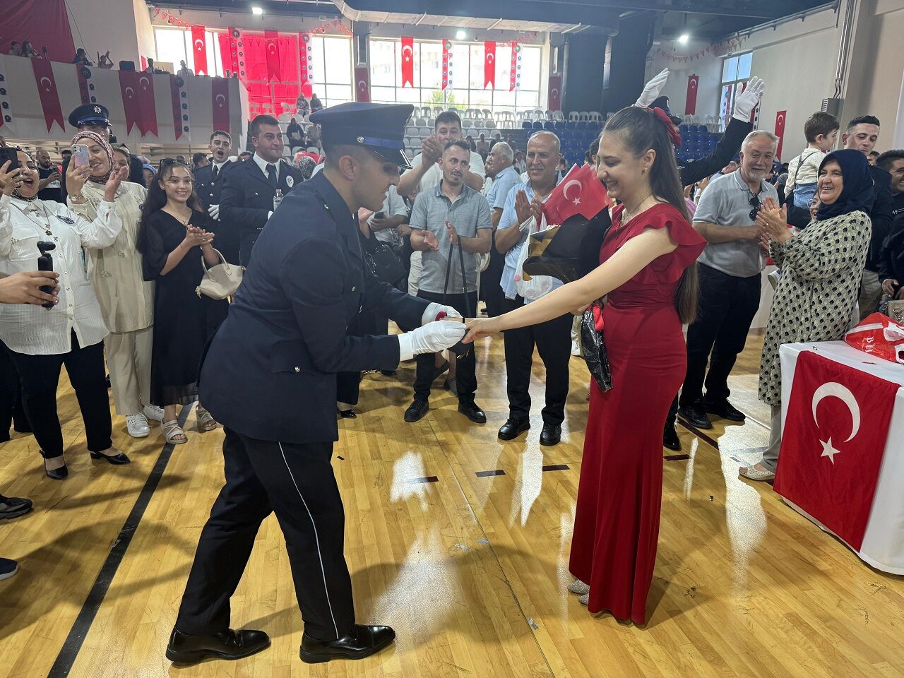 Adana’da 323 Polis Adayı Yemin Ederek Mezun Oldu (1)