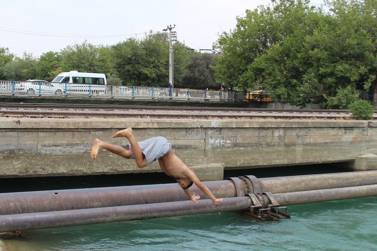 Adana’da 40 Derece Sıcakta Halk Sulama Kanallarına Akın Etti (2)