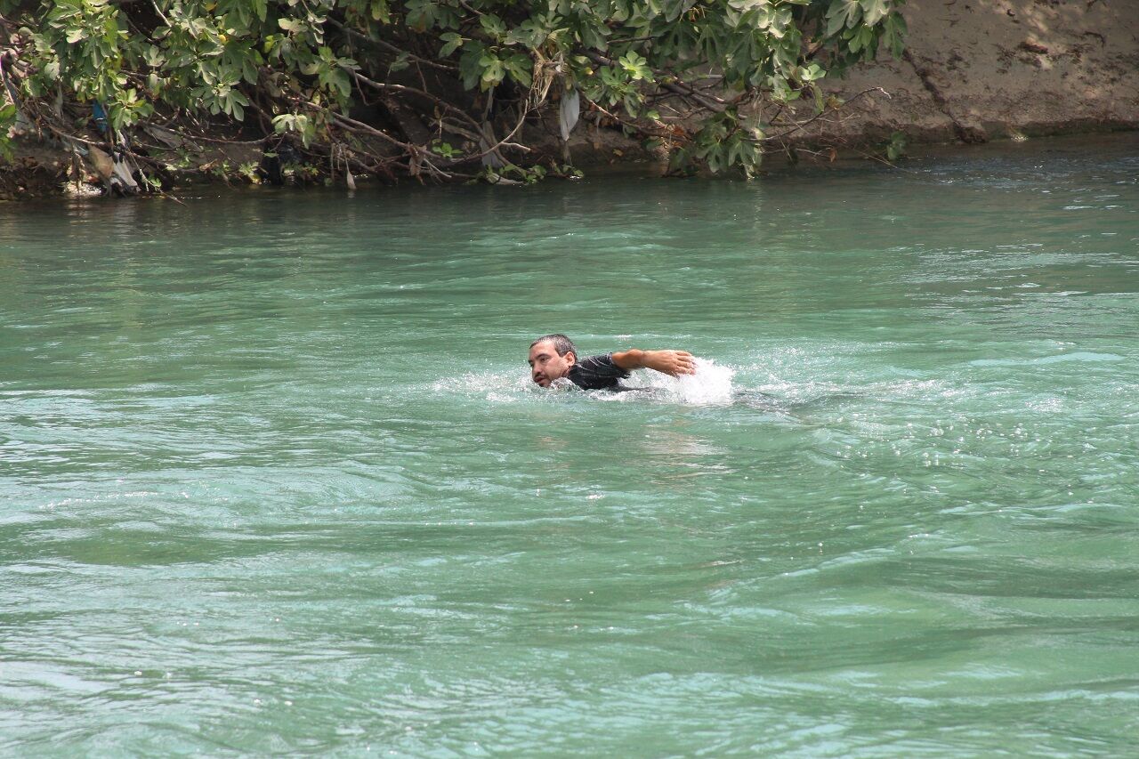 Adana’da 40 Derece Sıcakta Halk Sulama Kanallarına Akın Etti (4)